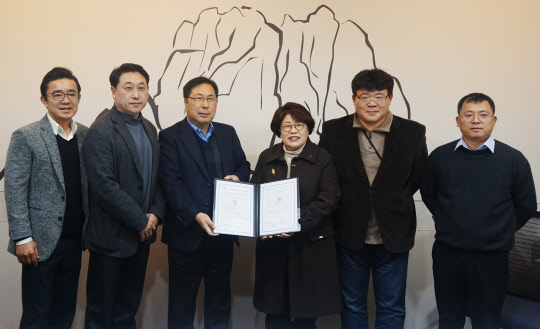 상명대학교가 시높시스코리아와 지난 9일 대학지원 프로그램을 통한 전자설계(EDA) 툴 지원에 대한 MOU를 체결했다고 밝혔다.  상명대학교 제공